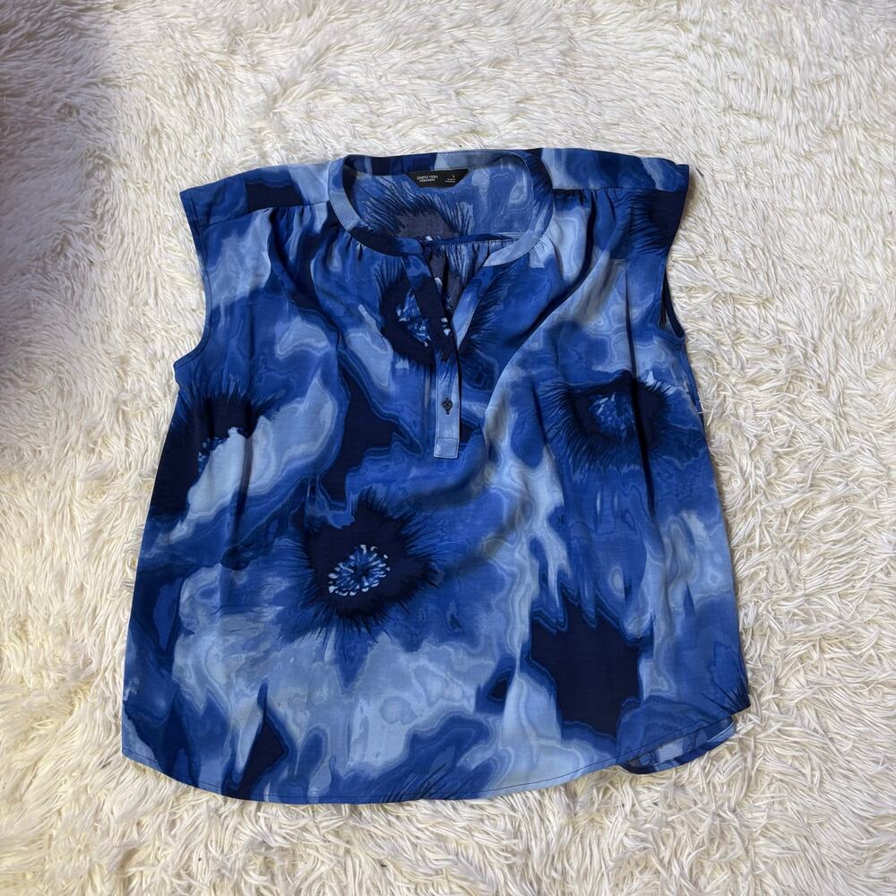 Simply Vera Women’s blue sleeveless large blouse